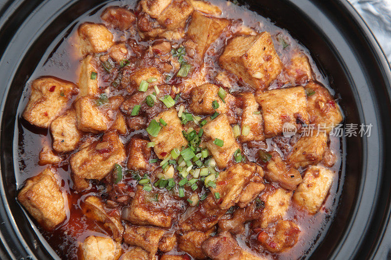 Braised diced chicken, salted fish, and Tofu Clay Pot (咸鱼鸡粒豆腐煲)